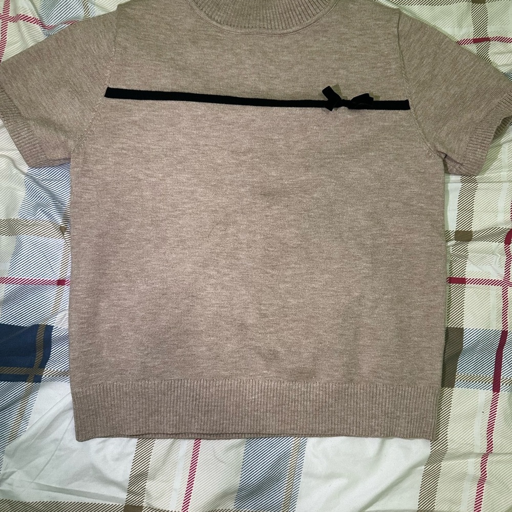 Short-Sleeve Knit Sweater with Black Bow - Taupe